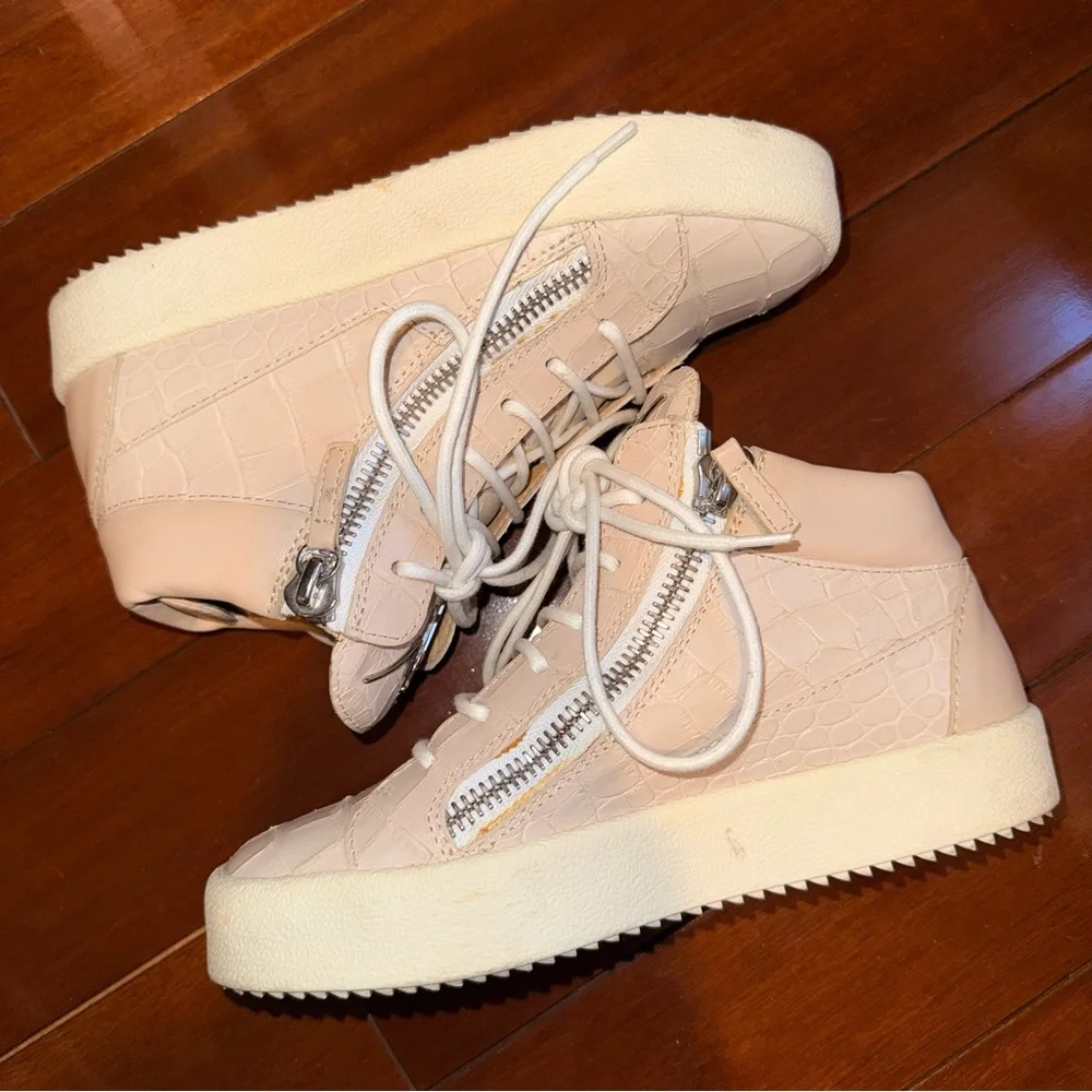 Giuseppe Zanotti gently used